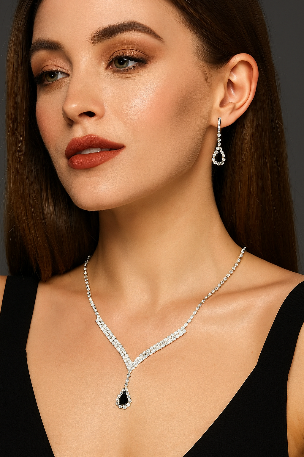 Elegancia Nocturna – Set de Collar y Aretes con Brillo Infinito